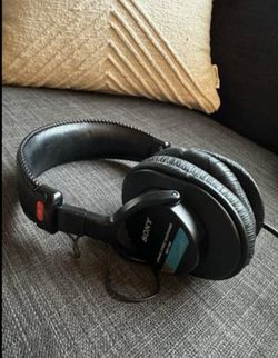 Sony Dynamic Stereo Headphones (MDR-7506) With Case