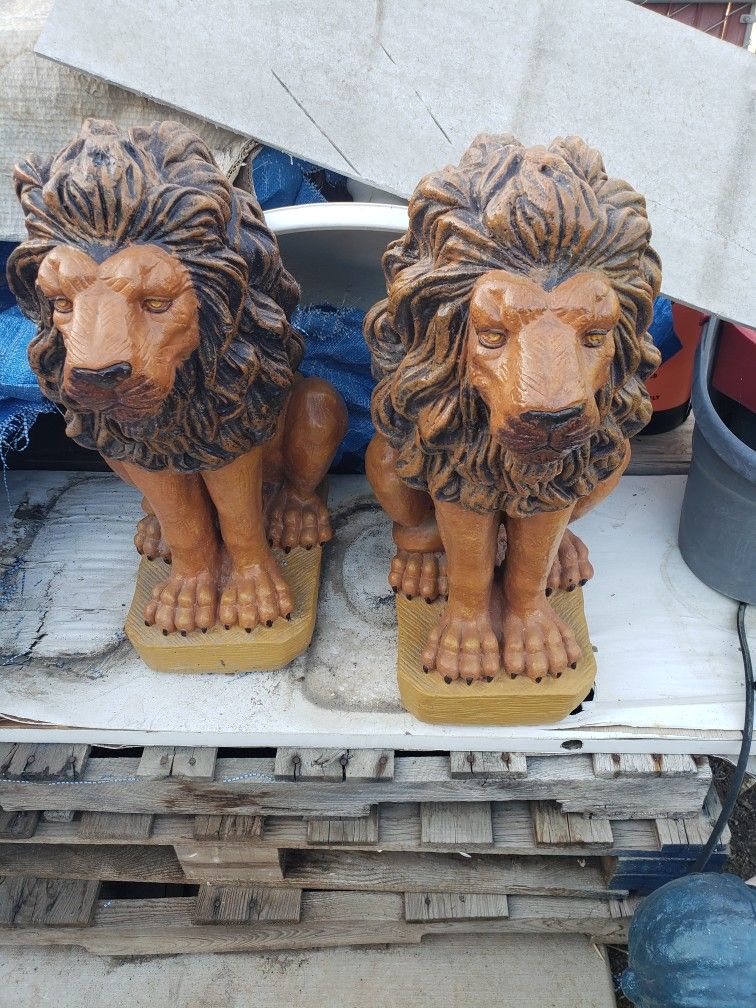 2 Lions 23 Inches Tall