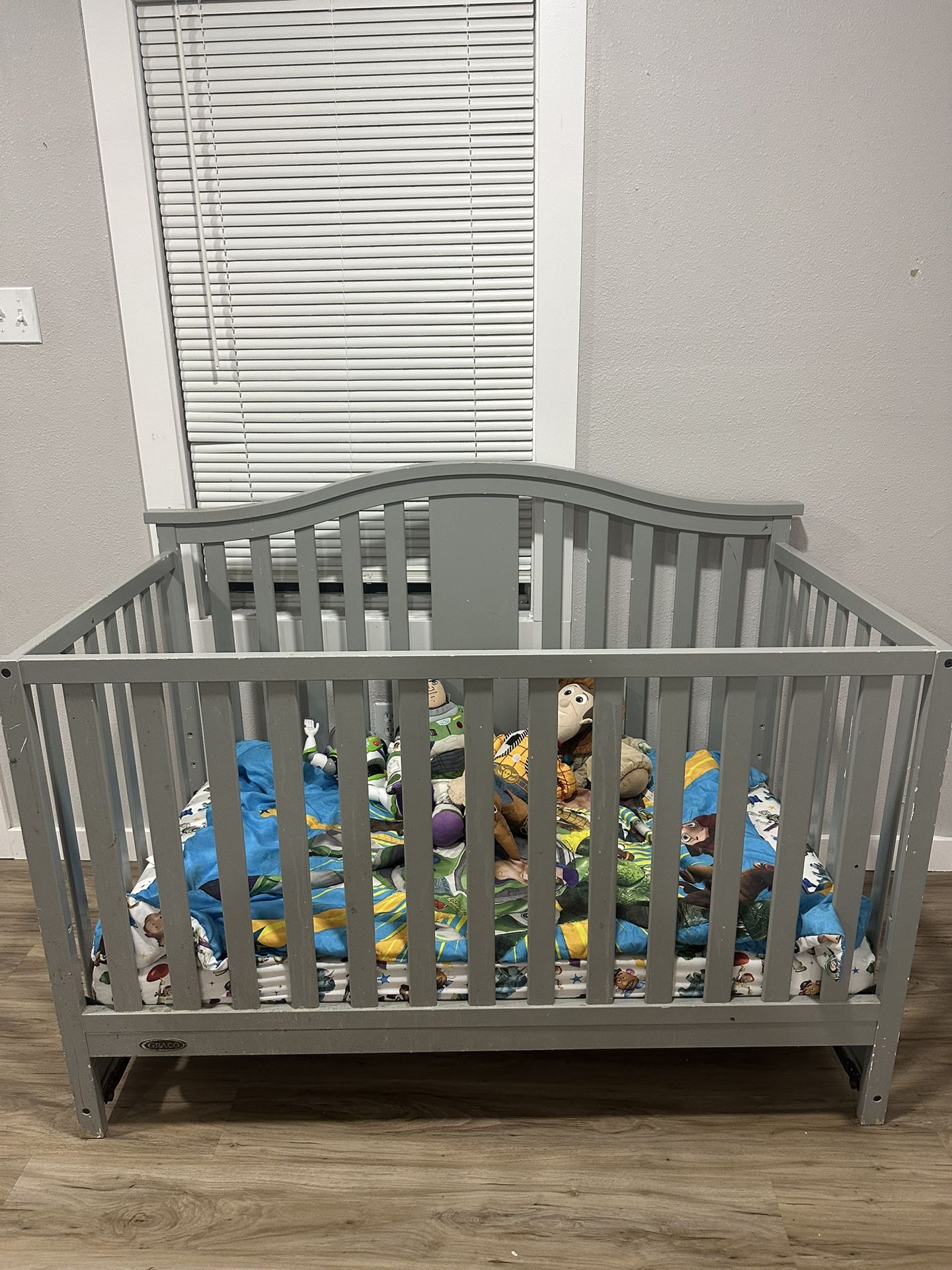Crib With Mattress With Sheets Blanket W/ Toys Clean Nice Hardly Used & Converts Into A Twin Bed