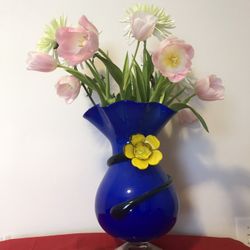 Big Glass Vase For Holding Two Dozen Of Flowers