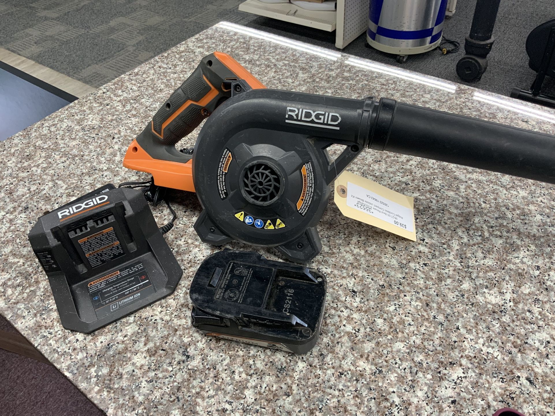 RIDGID 18V Lithium-Ion Cordless Compact Jobsite Blower With Battery And Charger