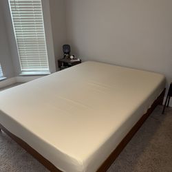 QUEEN MEMORY FOAM MATTRESS/BED FRAME WITH 2 BED SIDE STANDS