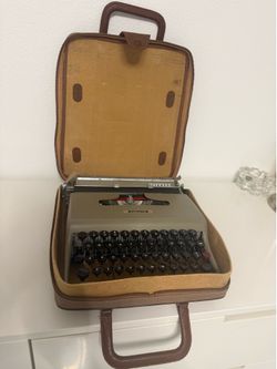Vintage Olivetti Lettera 22 Typewriter