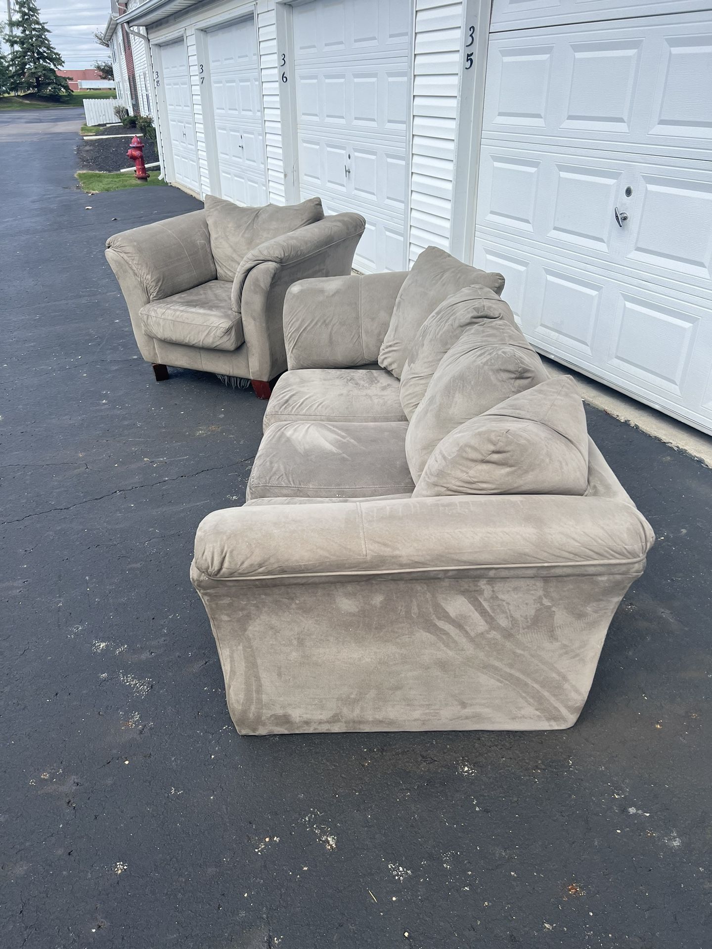 Used Comfy Couch Sofa FREE DELIVERY for Sale in Marysville, OH OfferUp