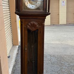 The Howard Miller classic grandfather clock with triple striking, mechanical, model 610-153, is on sale. In good condition, . Inherited, you can get a