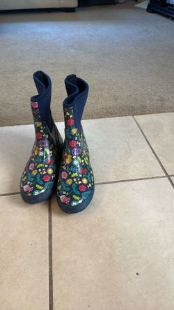 Size 8 Women’s Rain Boots