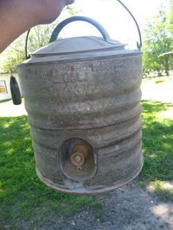 1960$.igloo.2gallon.metal.waterjug.in.great.condition.