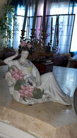 Large Vintage Porcelain Asian Lady & Lotus Flower Figurine – Beautiful Decor