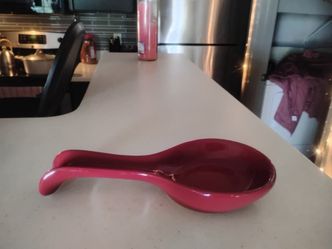 Cool spoon shape  holder for resting items when cooking (no spilling on cabinet)