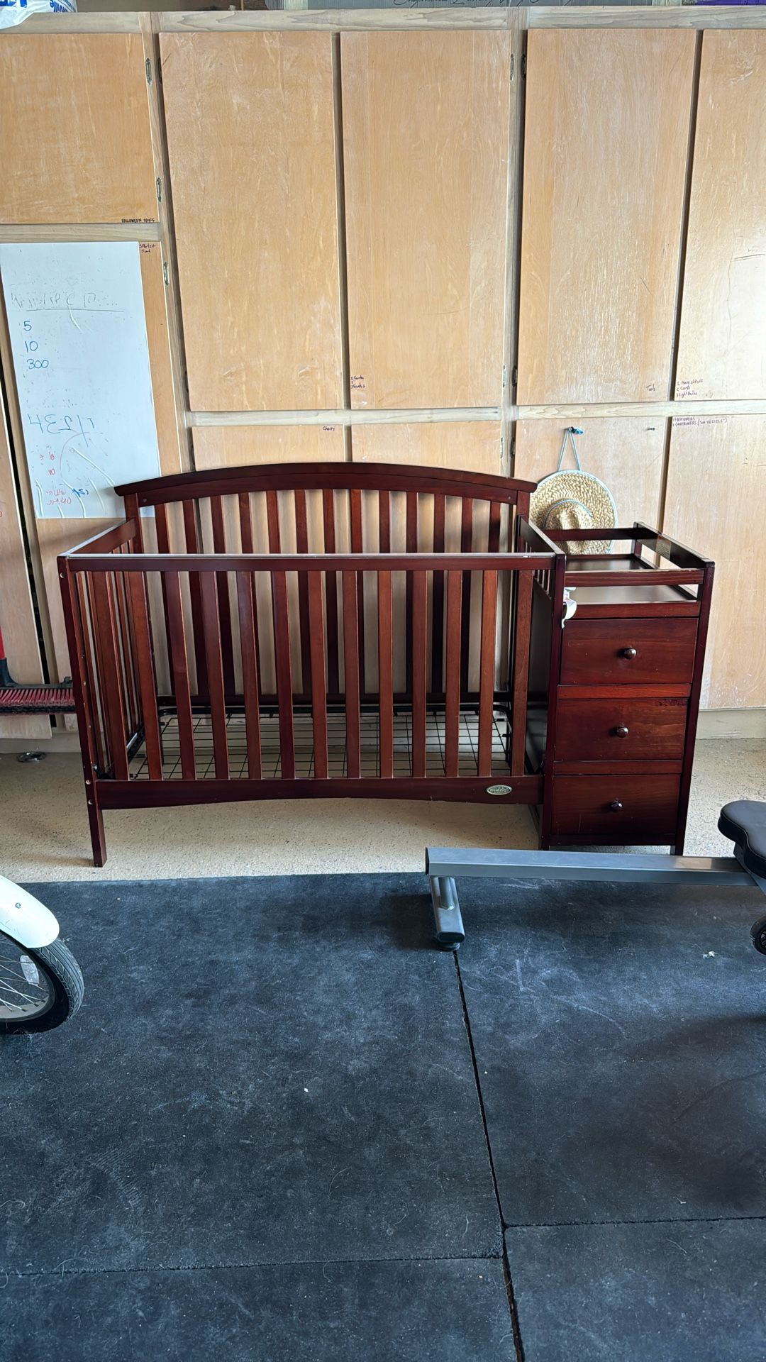 Convertible Crib w/ Attached Changing Table 