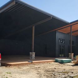 Bodegas, Edificios, Y Sombras 