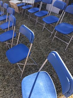 Tengo mesas y sillas disponibles para mañana