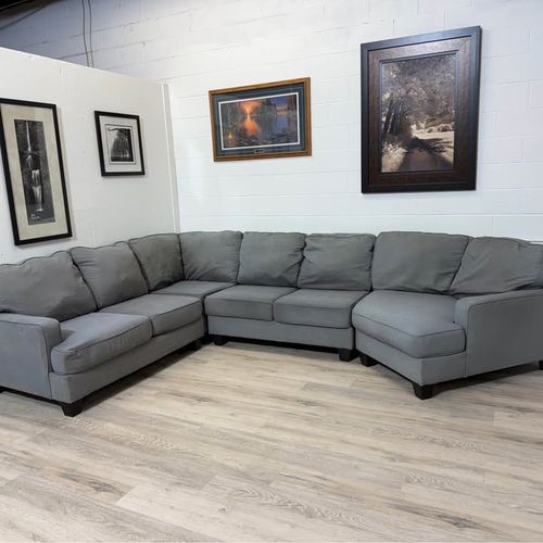 Light gray Ashley sectional w/ Cuddler
( FREE DELIVERY AVAILABLE đźš› )
