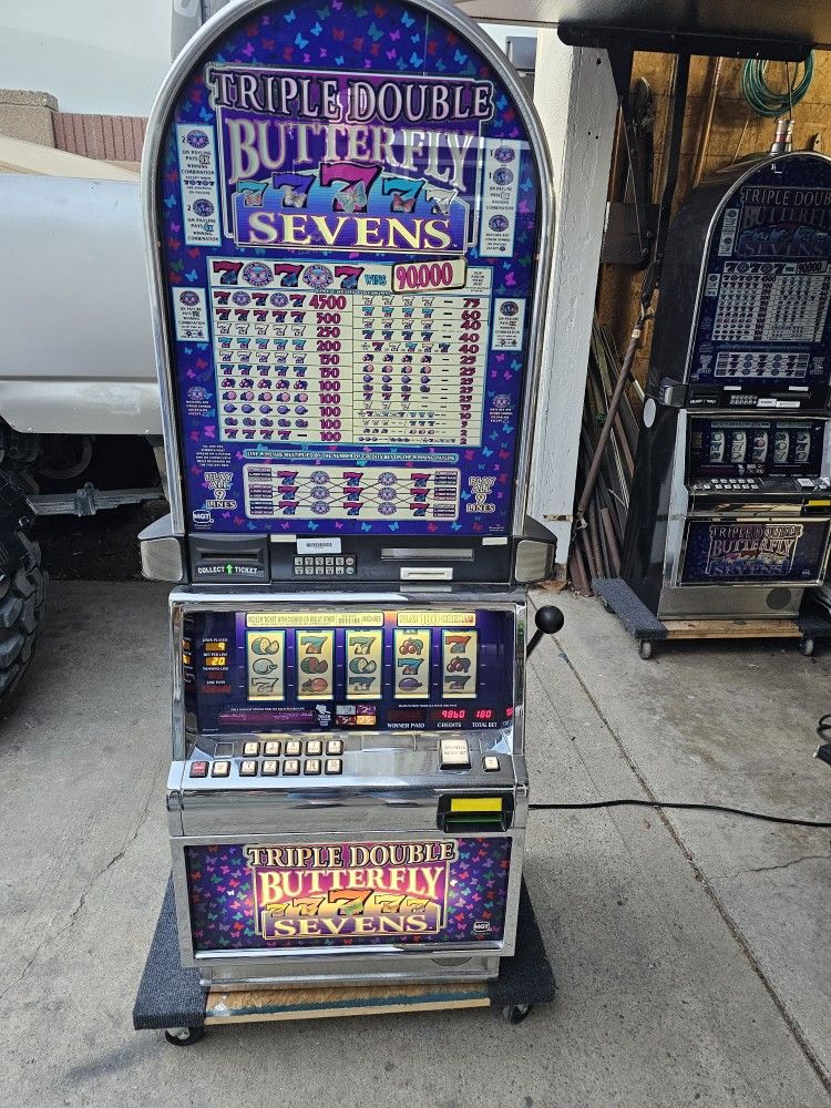 IGT SLOT MACHINE (TRIPLE DOUBLE BUTTERFLY)