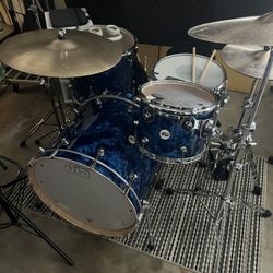 DW Design Series With Cymbals And Hardware 