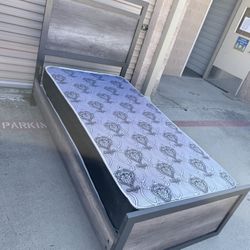 Cama Twin Con Box Spring Y Colchón Usada El Colchón Tiene Leves Detalles Como Se Muestra En La foto 