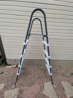 Above ground pool ladder