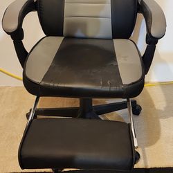 GAMING CHAIR WITH FOOTREST