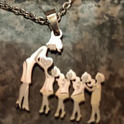 MOM- 3 DAUGHTERS-ONE SON- SILVER TONE PENDANT WITH CHAIN