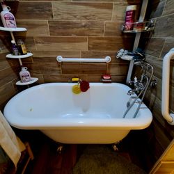 54"X28.5" ACRYLIC SOAK TUB WITH FAUCETS AND HAND SPRAYER USED VERY GOOD CONDITION NO SIGNS OF WEAR