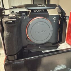 Sony A7lV + Samyang 85mm 1.4 + Samyang Lens Station + small rig screen protector
