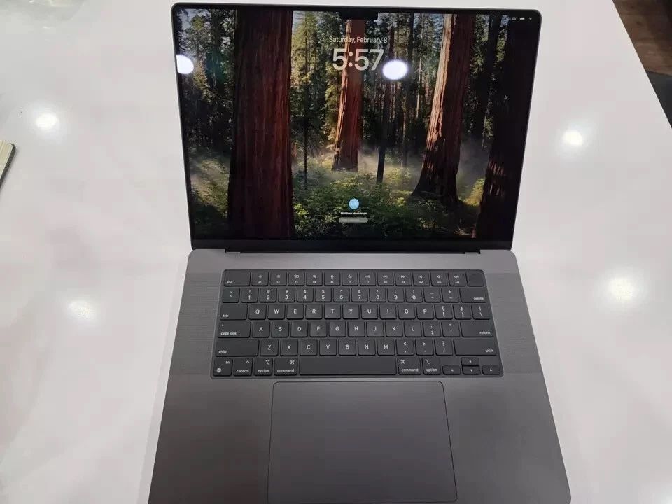 16 Apple M4 Max Macbook Pro 8TB 128 RAM Space black AppleCare+