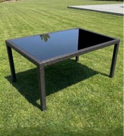 Outdoor dining table glass set