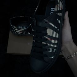 160$ Burberry Low Beige Black Designer Shoes 