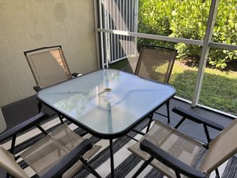 Outdoor Patio Table and Chairs (seats 4)