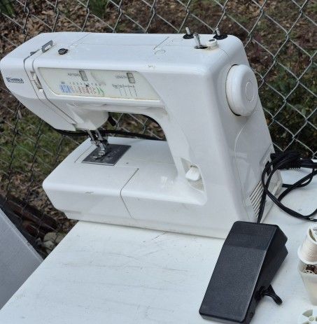 Kenmore Sewing Machine w / Pedal - Model 385