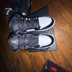 Jordan 1 Mid Black Metalic 