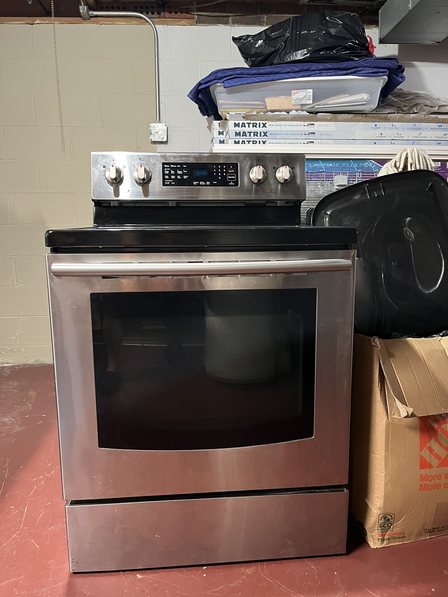 Like new only four years old selling an electric stove for 350