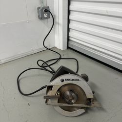 Black & Decker 7 1/4" Circular Saw - 12.0 Amps, 5500 RPM - Model 3028