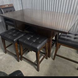 Raymour And  Flanigan Dining Set 