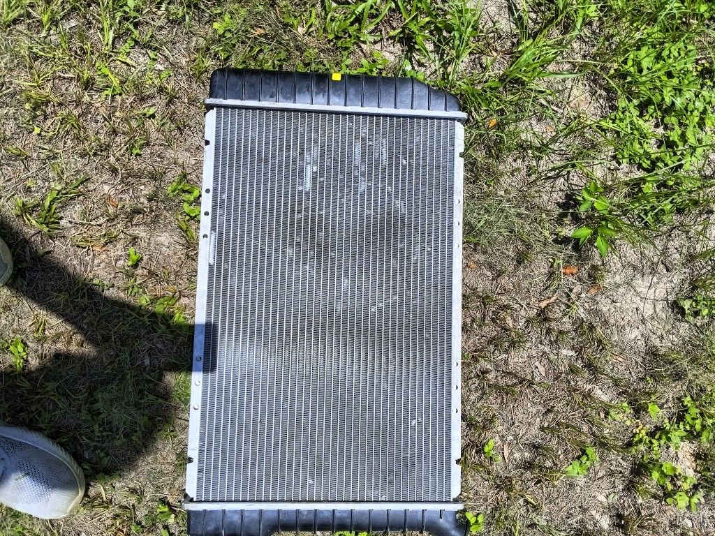 Newer Radiator Fits  a  1986  Chevy S 10