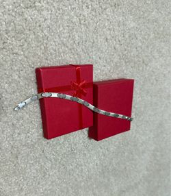Brand new 925 sterling silver bracelet, never worn, includes gift box.