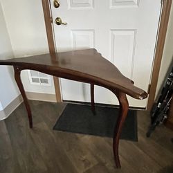 Decorative corner table