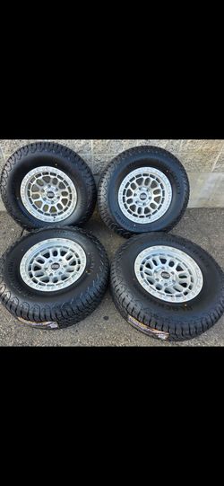 17" AxD brand rims w/ 32" RT tires. No lift kit needed