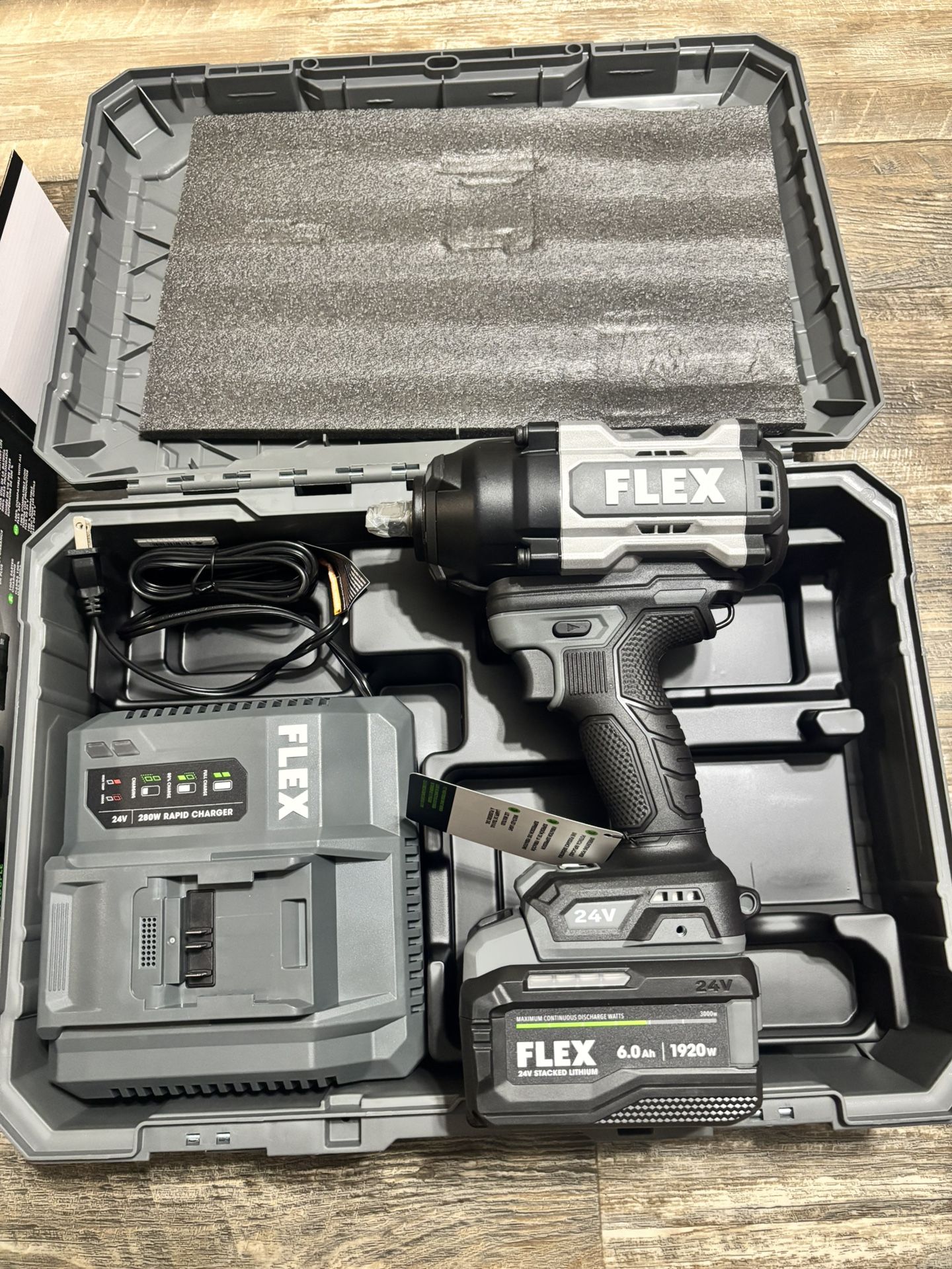 FLEX 24 - V 1/2 IN VARIABLE SPEED HIGH TORQUE IMPACT WRENCH KIT