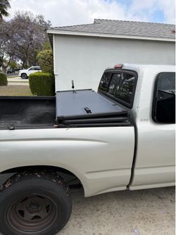 2004 Toyota Tacoma bed cover