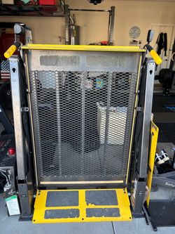 Wheelchair lift
