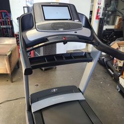 2021  model Nordictrack Commercial 2450  treadmill - 15% incline 12mph max speed  - 850$ 