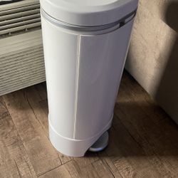 Dirty diaper container bucket