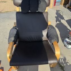 POÄNG armchair has stylish curved lines in bentwood, providing nice support for the neck and comfy resilience. 