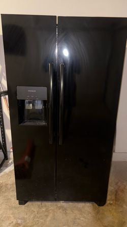 Frigidaire side by side freezer/fridge w/ water and ice dispenser