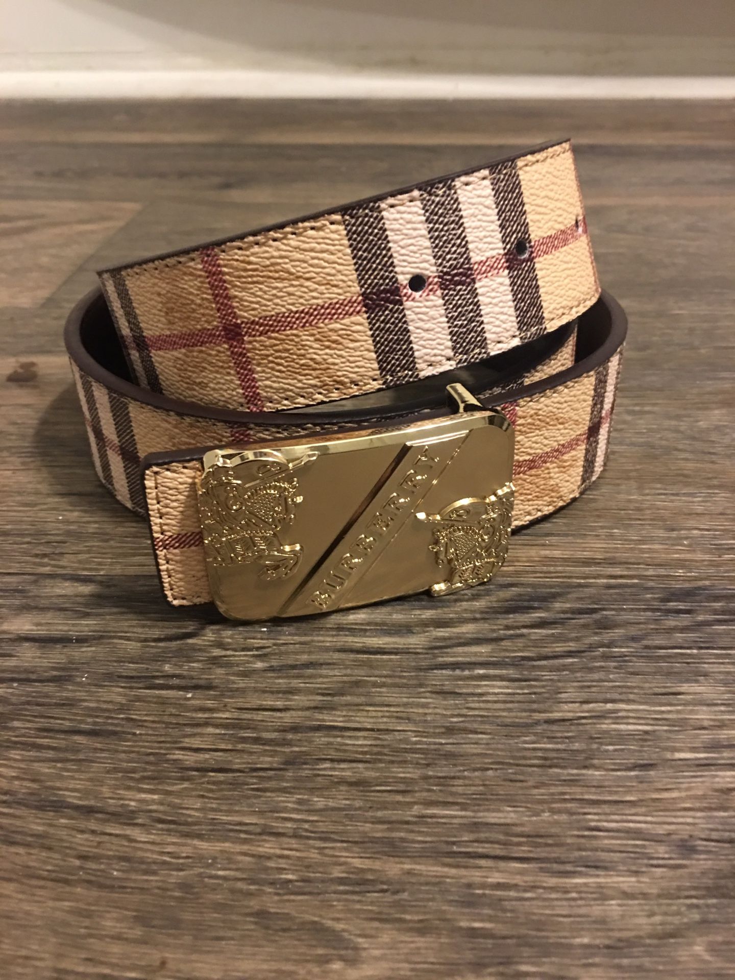 Burberry belt shop gold buckle
