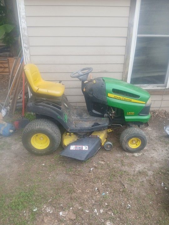 John Deere Tractor LA 110