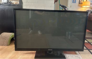 Samsung Flat Screen TV with Stand 50inch