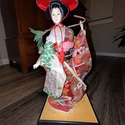 17 inch Vintage Beautiful Wisteria Geisha Doll in Komono. Japan 1950’s-1970’s?
Japanese Doll in authentic Japanese dress.
Obtained at auction.