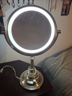 Magnify makeup mirror 2 sided